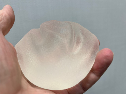 Pliegues en la cubierta de un implante mamario